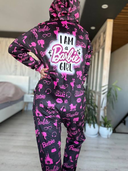 Тепленьке кігурумі з принтом "Barbie&rdquo; чорне для дорослих 2379649399 фото