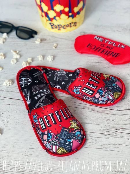 Комплект (піжама 2 шт. і халат) жіночий шовковий з принтом Netflix червоний 1429517110 фото