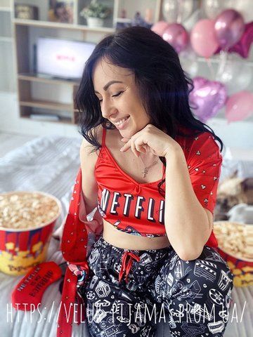Комплект (піжама 2 шт. і халат) жіночий шовковий з принтом Netflix червоний 1429517651 фото