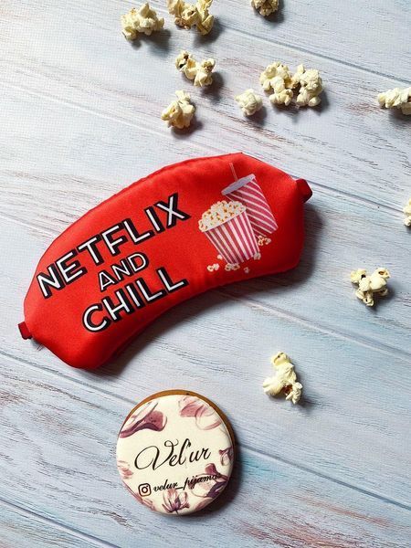 Комплект (піжама та халат) жіночий шовковий з принтом Netflix червоний 1301582104 фото